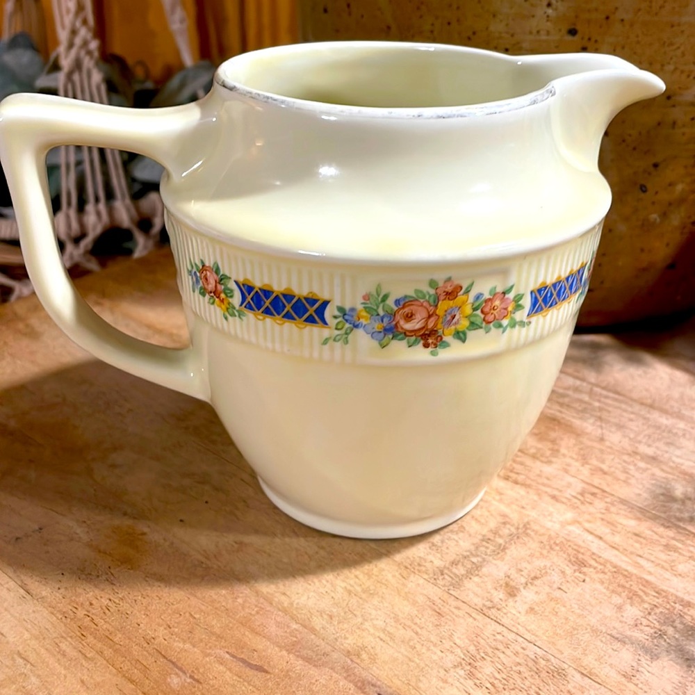 Vintage Halls Superior Quality 24 Oz Medallion Jug